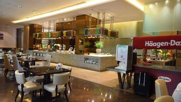 Daily buffet breakfast (CNY 128 per person)