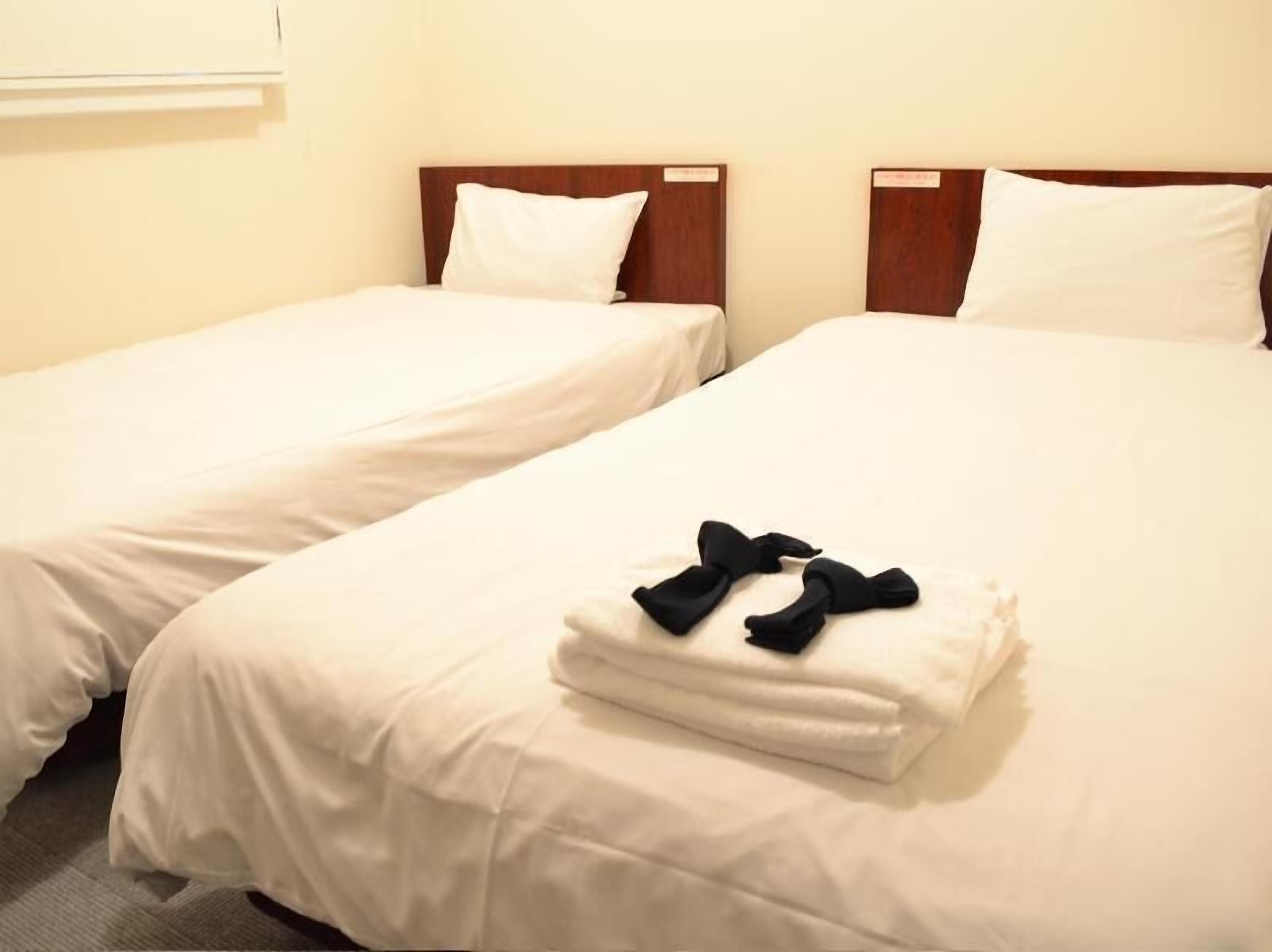 Cubrecamas, escritorio, wifi gratis y ropa de cama 