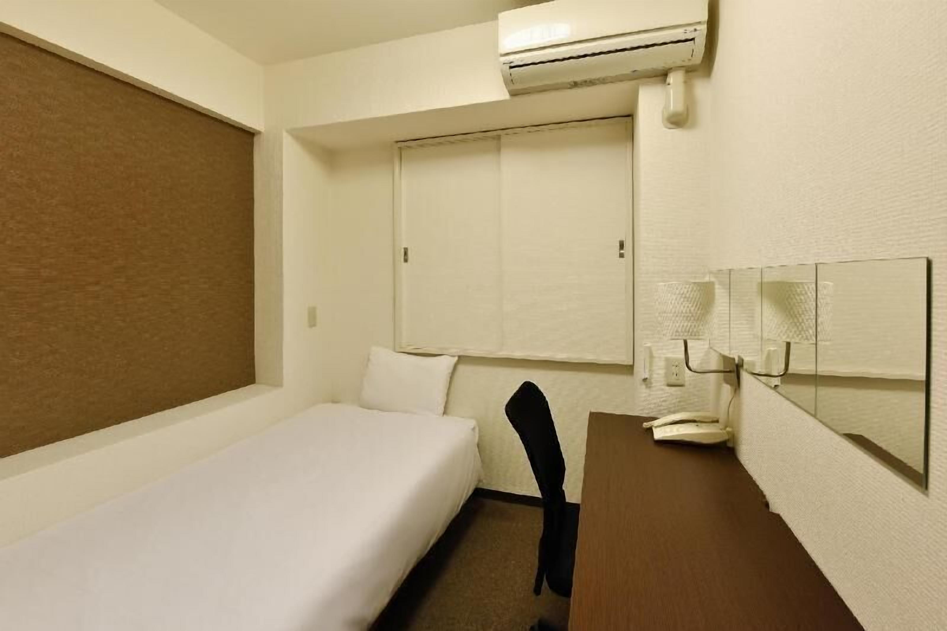 Cubrecamas, escritorio, wifi gratis y ropa de cama 