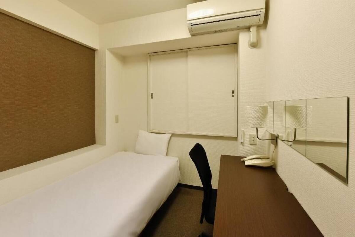 Cubrecamas, escritorio, wifi gratis y ropa de cama