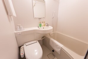 Deep soaking tub, free toiletries, hair dryer, slippers - Hotel Kansai (Osaka)