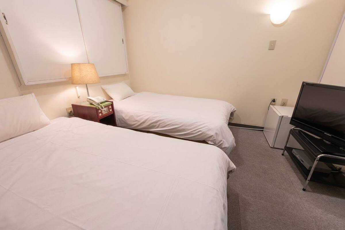 Cubrecamas, escritorio, wifi gratis y ropa de cama