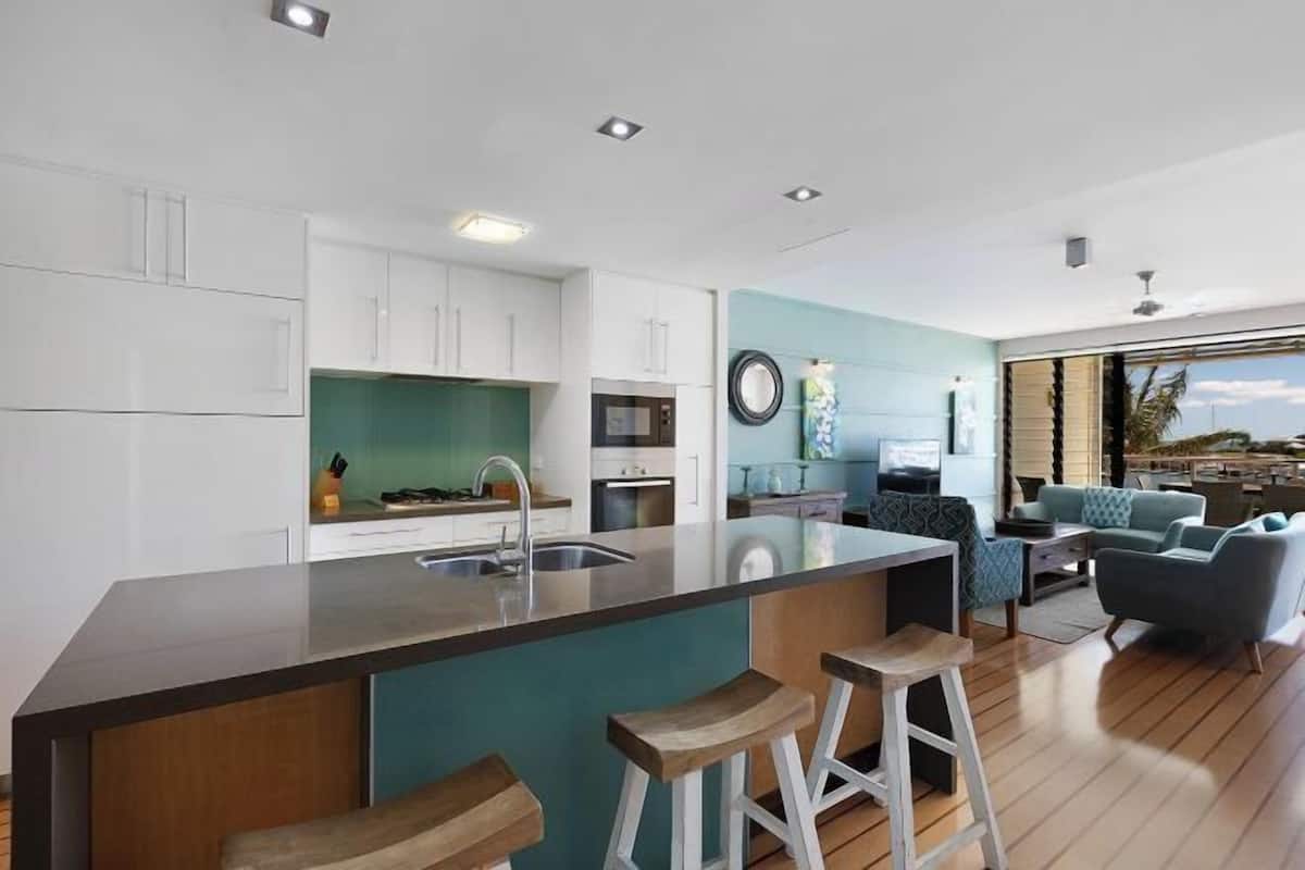 Cuisine privée | Grand réfrigérateur, micro-ondes, four, plaque de cuisson