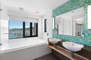 Departamento, 3 habitaciones | Baño | Tina con regadera, amenidades de baño gratuitas, secadora de cabello