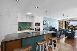 Departamento, 3 habitaciones | Cocina privada | Refrigerador con congelador, microondas, horno y parrilla de estufa 
