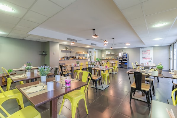 Daily buffet breakfast (EUR 13.9 per person)