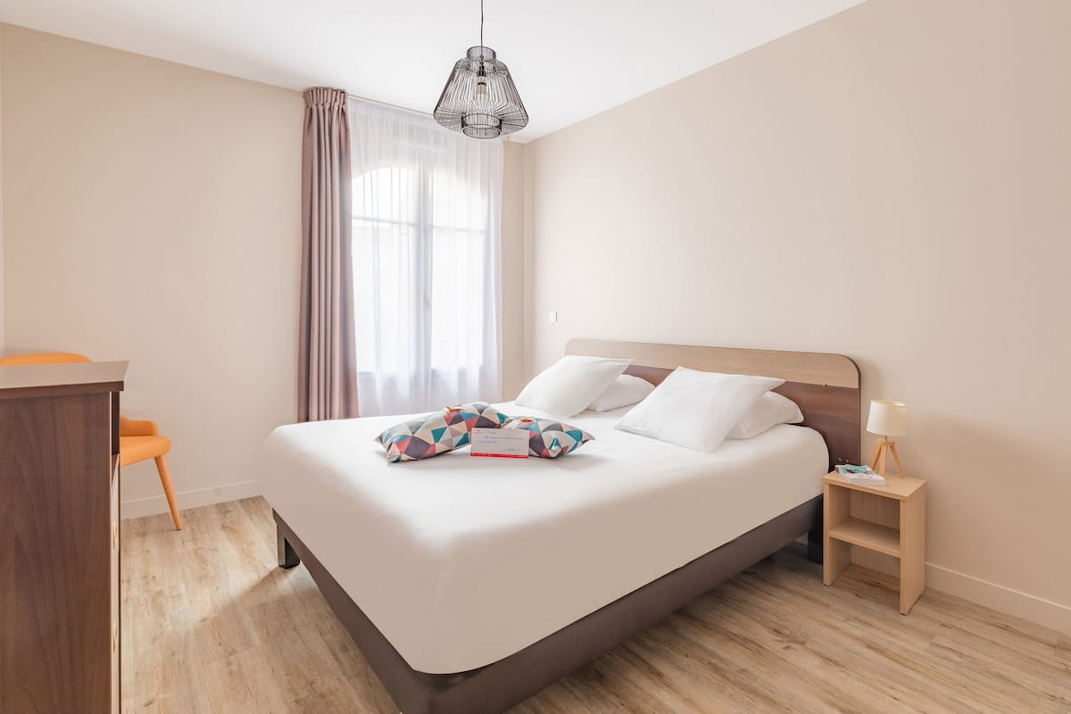 Superior appartement | Luxe beddengoed, een bureau, geluiddichte muren