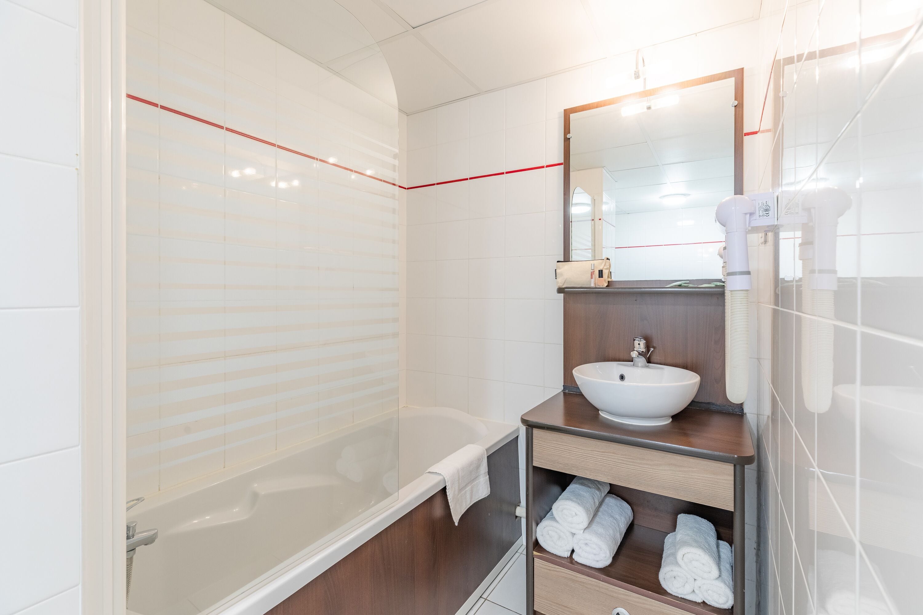 Appartement Standard | Salle de bain | Sèche-cheveux, serviettes fournies