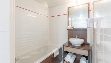 Appartement Standard | Salle de bain | SĂšche-cheveux, serviettes fournies