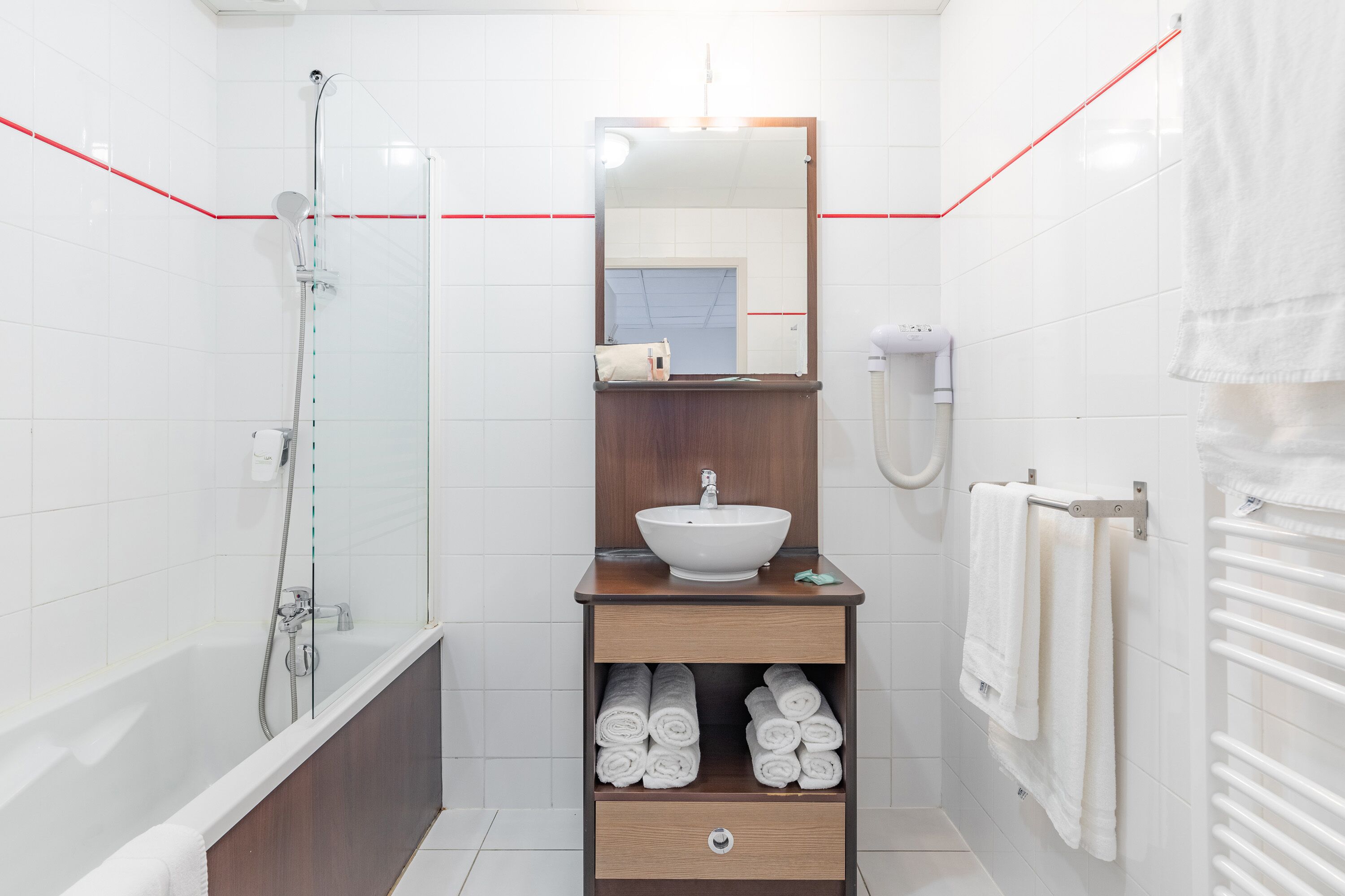 Grand Appartement | Salle de bain | Sèche-cheveux, serviettes fournies