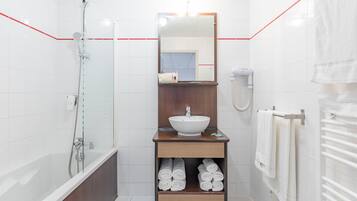 Grand Appartement | Salle de bain | Sèche-cheveux, serviettes fournies
