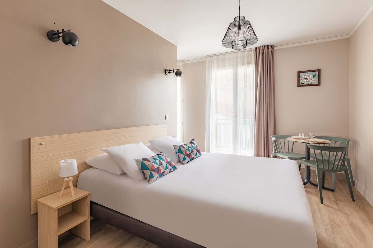 Superior studio | Luxe beddengoed, een bureau, geluiddichte muren