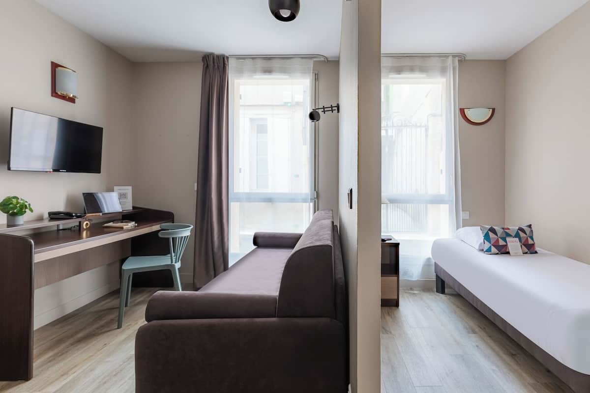 Luxe beddengoed, een bureau, geluiddichte muren