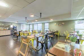 Petit déjeuner buffet servi tous les jours en supplément