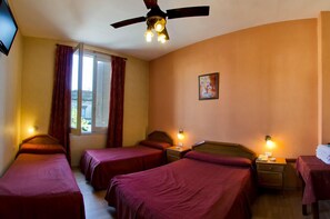 迷你吧、房內夾萬、書桌、免費 Wi-Fi