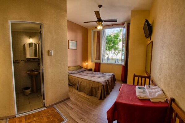 Minibar, in-room safe, desk, free WiFi - Hotel Astor (Buenos Aires)