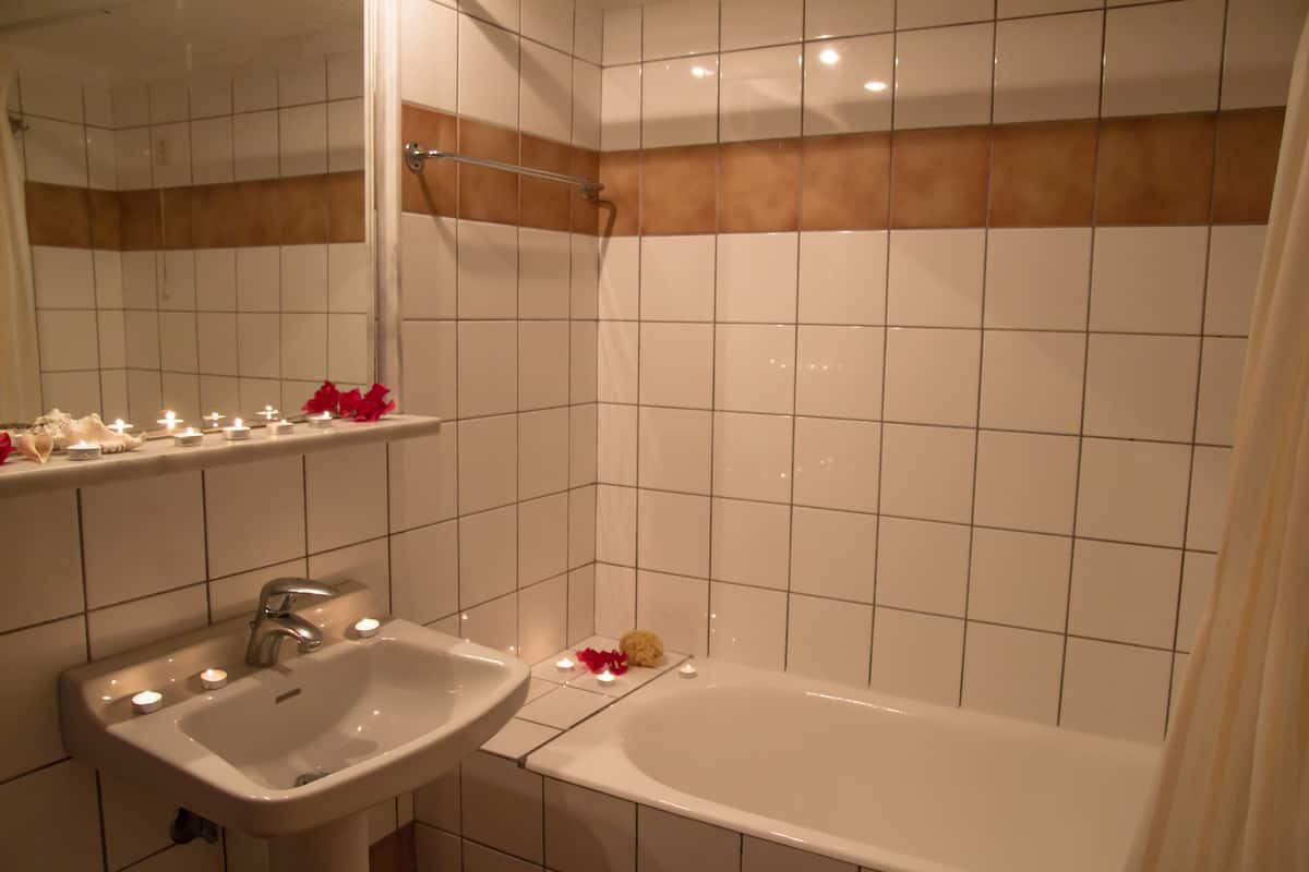 Familjerum (Maisonette) | Badrum | Regndusch, hårtork, handdukar och tvål