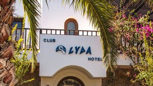 L’entrée d’un hôtel, avec une enseigne indiquant « CLUB LYDA HOTEL ».