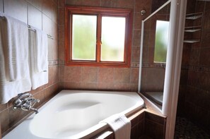 Duschwanne, Regendusche, kostenlose Toilettenartikel, Haartrockner