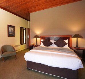 Standard Double Room | In-room safe, desk, laptop workspace, blackout curtains - Magoebaskloof Hotel Tzaneen (Tzaneen)