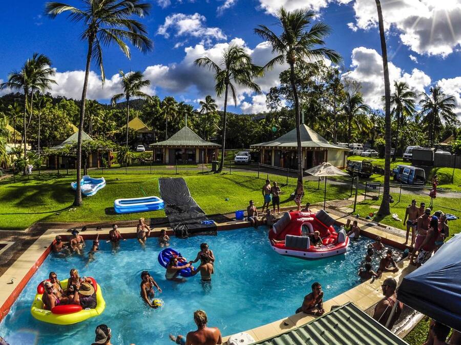Una piscina al aire libre