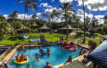 Una piscina al aire libre