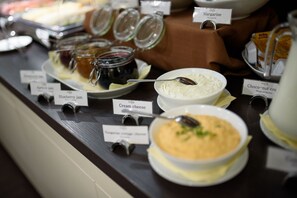 A buffet with labeled dishes including blueberry jam, cream cheese, and mango cottage cheese. - La Prima Fashion Hotel (Budapest)
