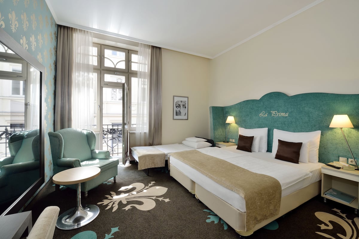 Deluxe Double Room with extra bed | 高級寢具、房內夾萬、書桌、遮光窗簾/窗簾