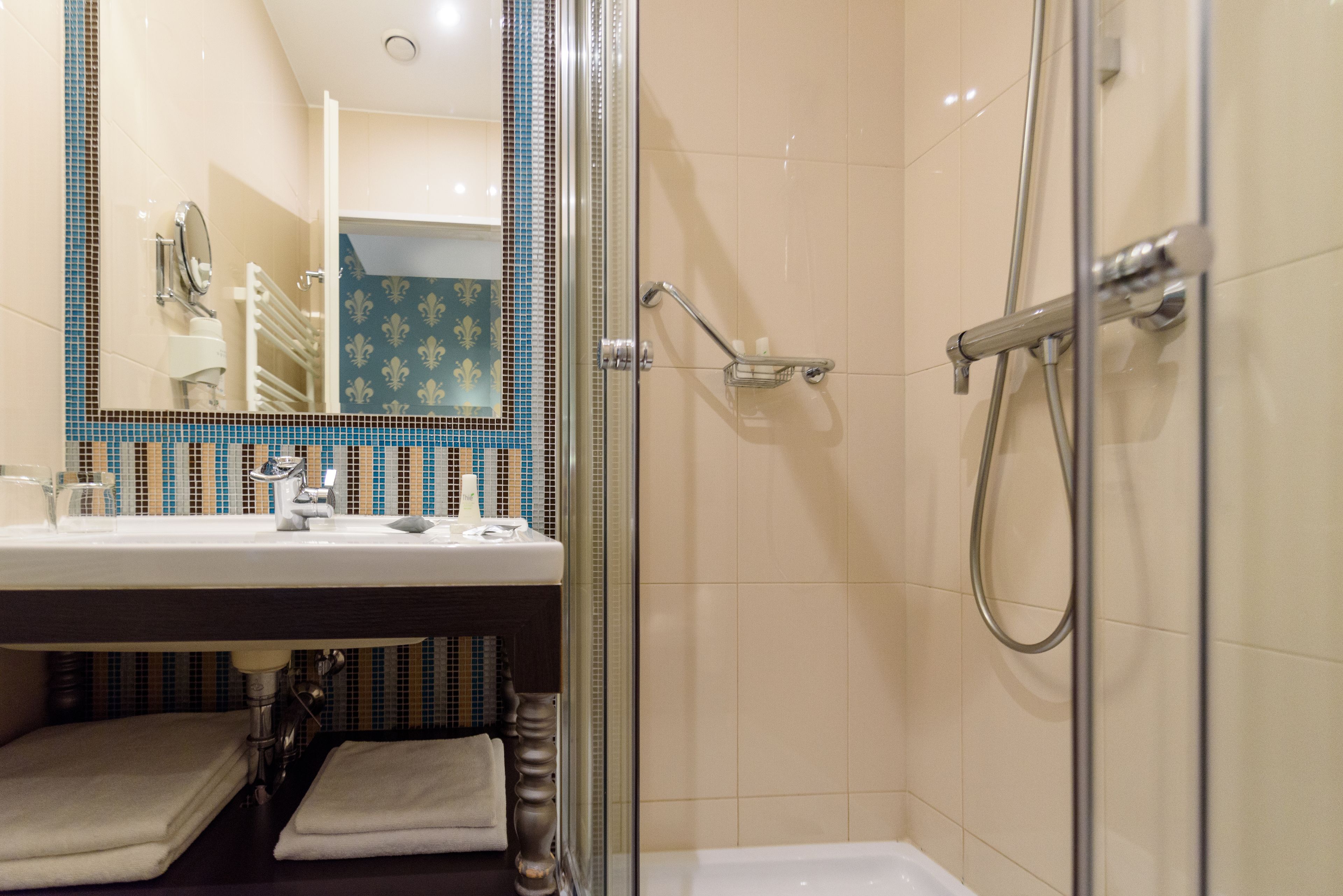 family room, 2 bedrooms | bathroom | free toiletries, hair dryer, towels