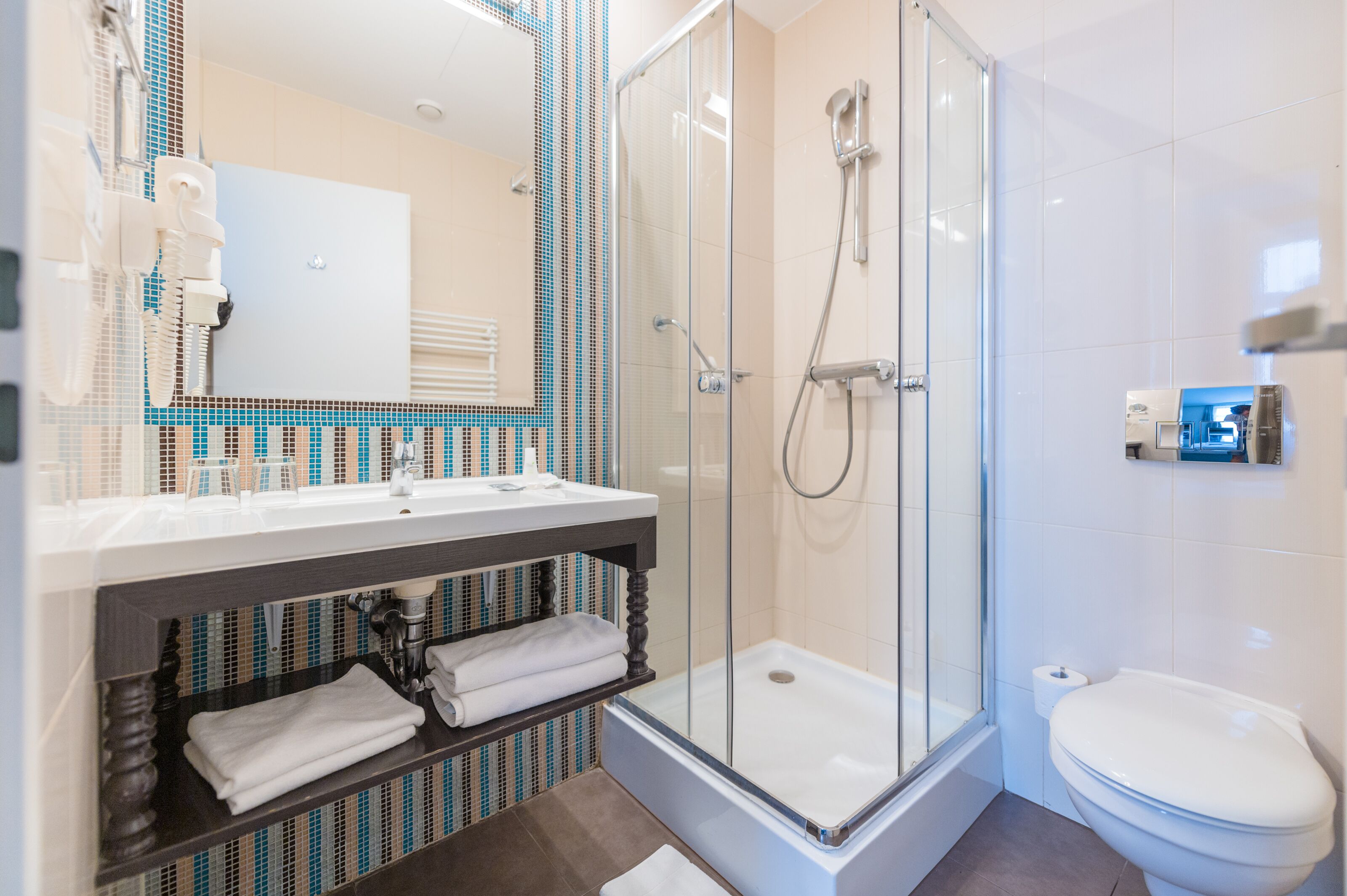 deluxe double or twin room | bathroom | free toiletries, hair dryer, towels