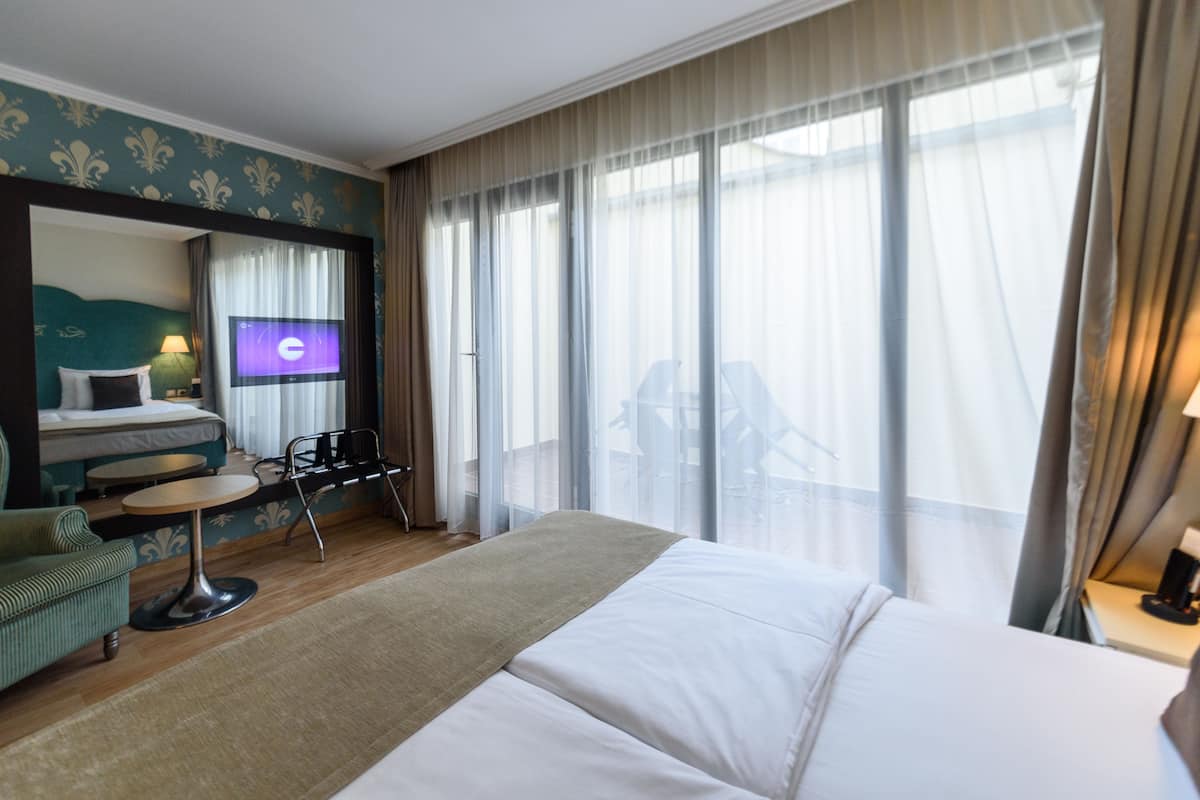 1 bedroom, premium bedding, in-room safe, desk