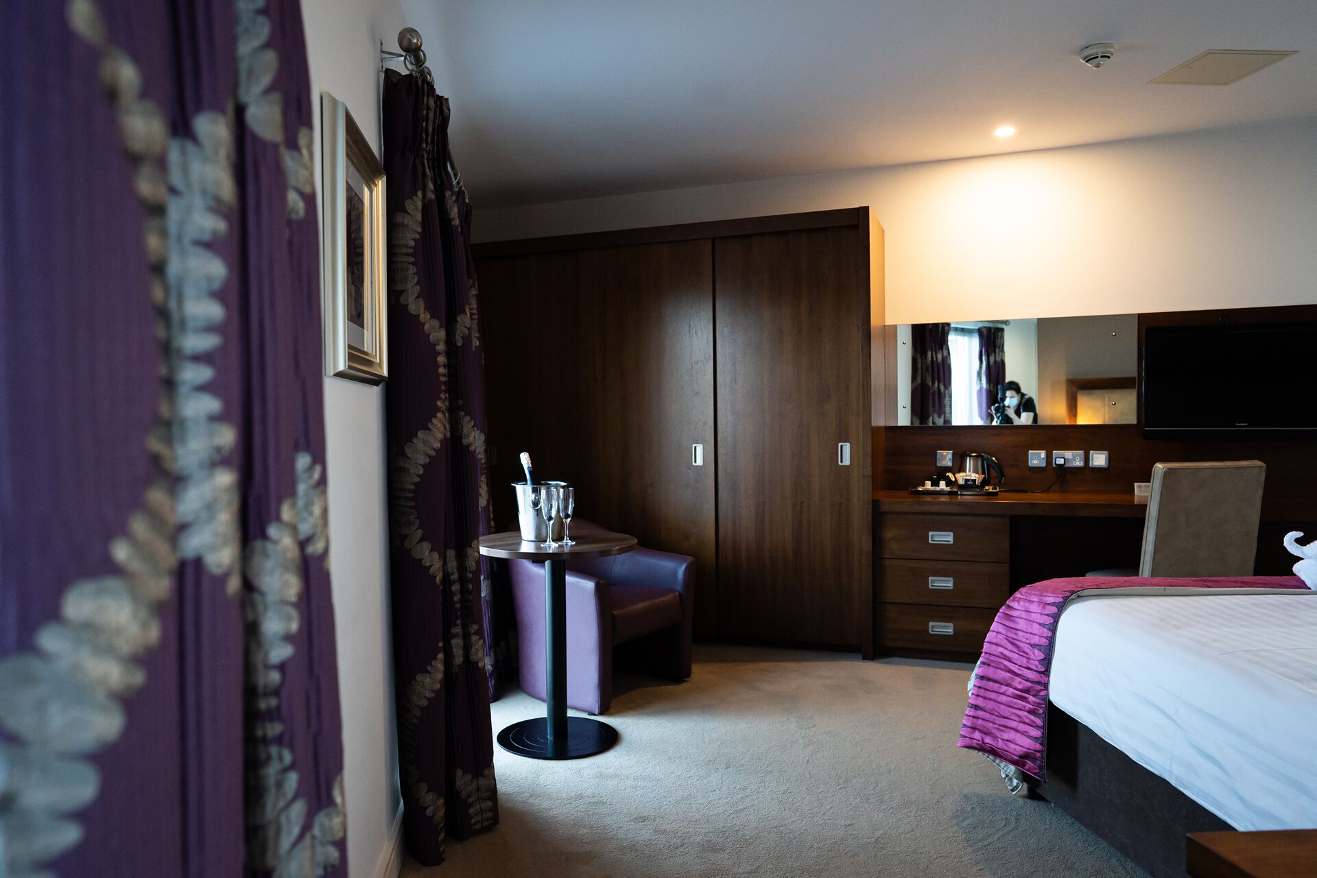 standard room, 1 king bed | 1 bedroom, premium bedding, in-room safe, desk