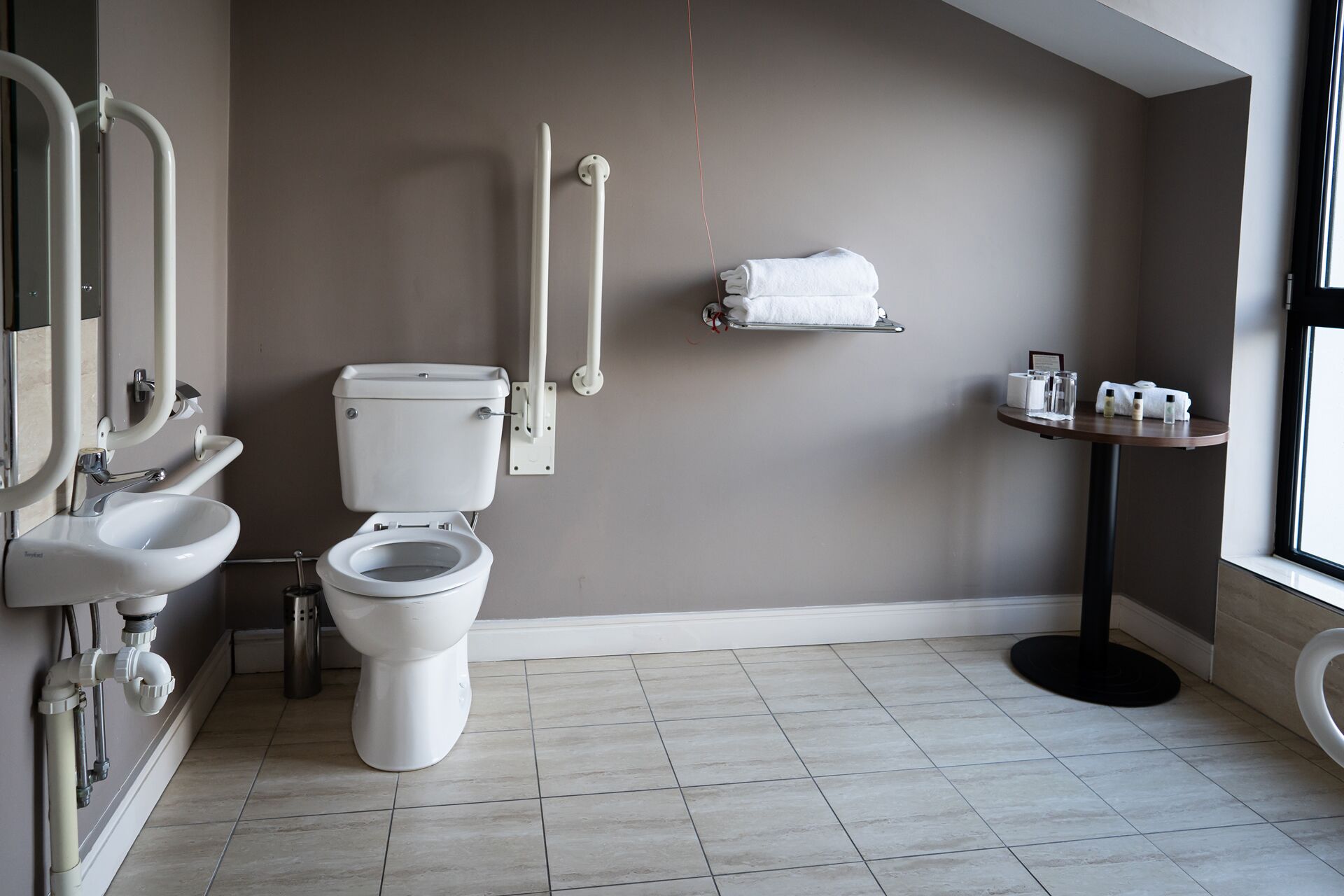 double room (accessible room) | bathroom | free toiletries, hair dryer, towels