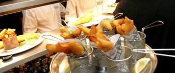 供应早餐、午餐和晚餐