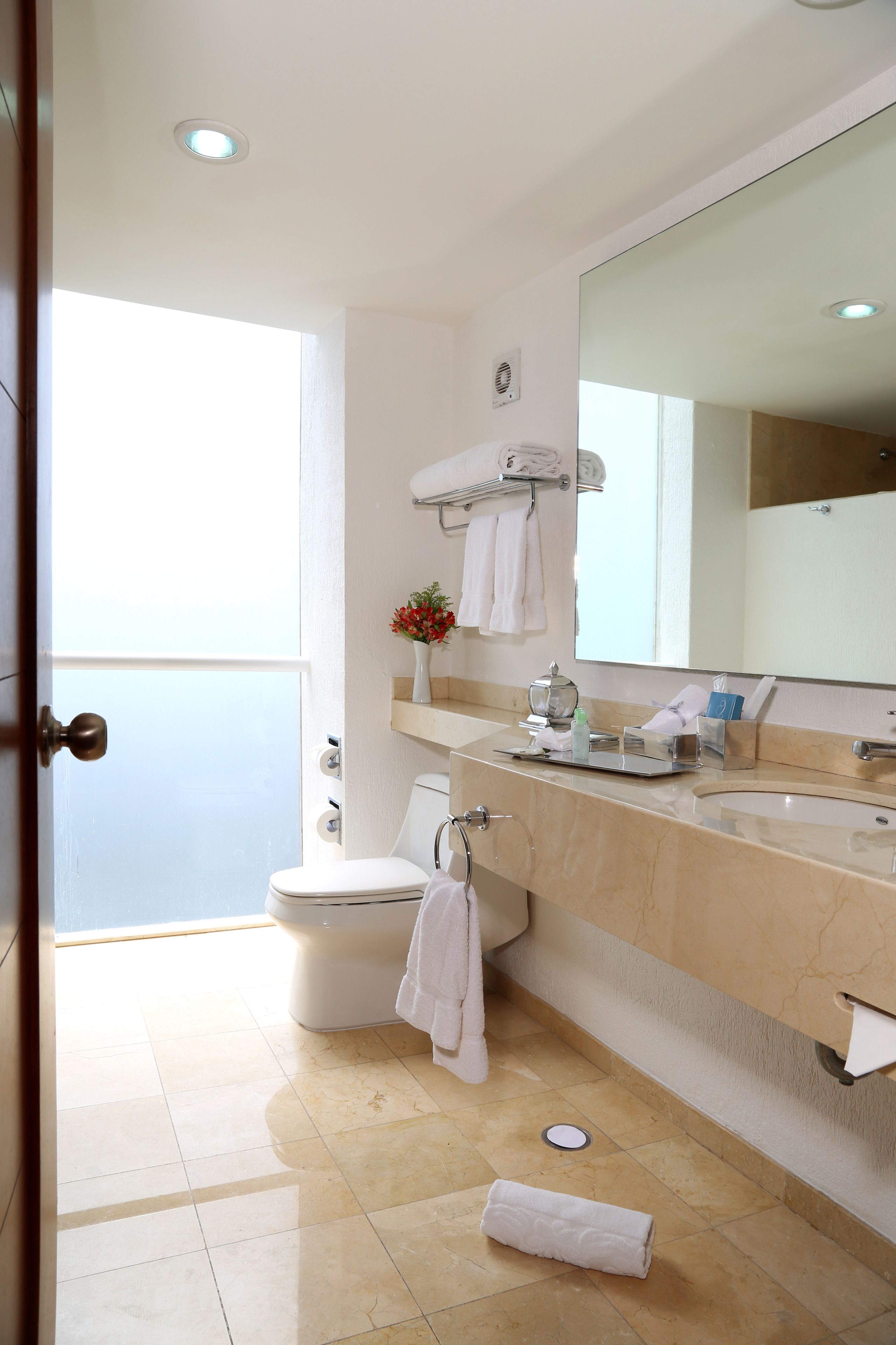 executive suite, 1 king bed (king size) | bathroom | shower, free toiletries, hair dryer, towels