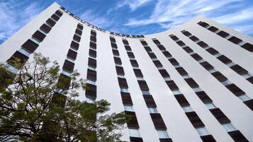 Vista frontal de la propiedad