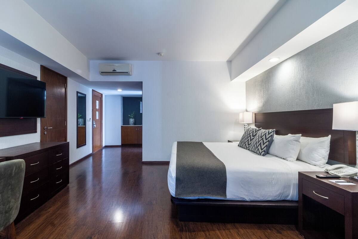 Suite ejecutiva, 1 cama de matrimonio grande (King size) | Caja fuerte, escritorio, espacio para trabajar con un portátil