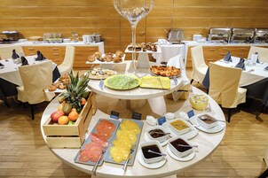 Desayuno buffet diario (KZT 7000 por persona)