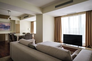 Premium suite | Luxe beddengoed, bedden met traagschuimmatrassen, een minibar