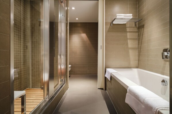 Premium Suite | Bathroom | Rainfall showerhead, free toiletries, hair dryer, bathrobes - Park Hotel Almaty (Almaty)