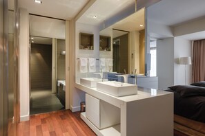 Premium-Suite | Badezimmer | Regendusche, kostenlose Toilettenartikel, Haartrockner, Bademäntel