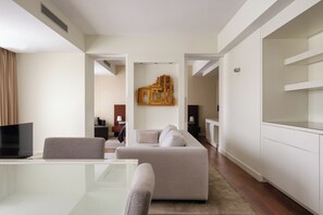 Premium suite | Luxe beddengoed, bedden met traagschuimmatrassen, een minibar