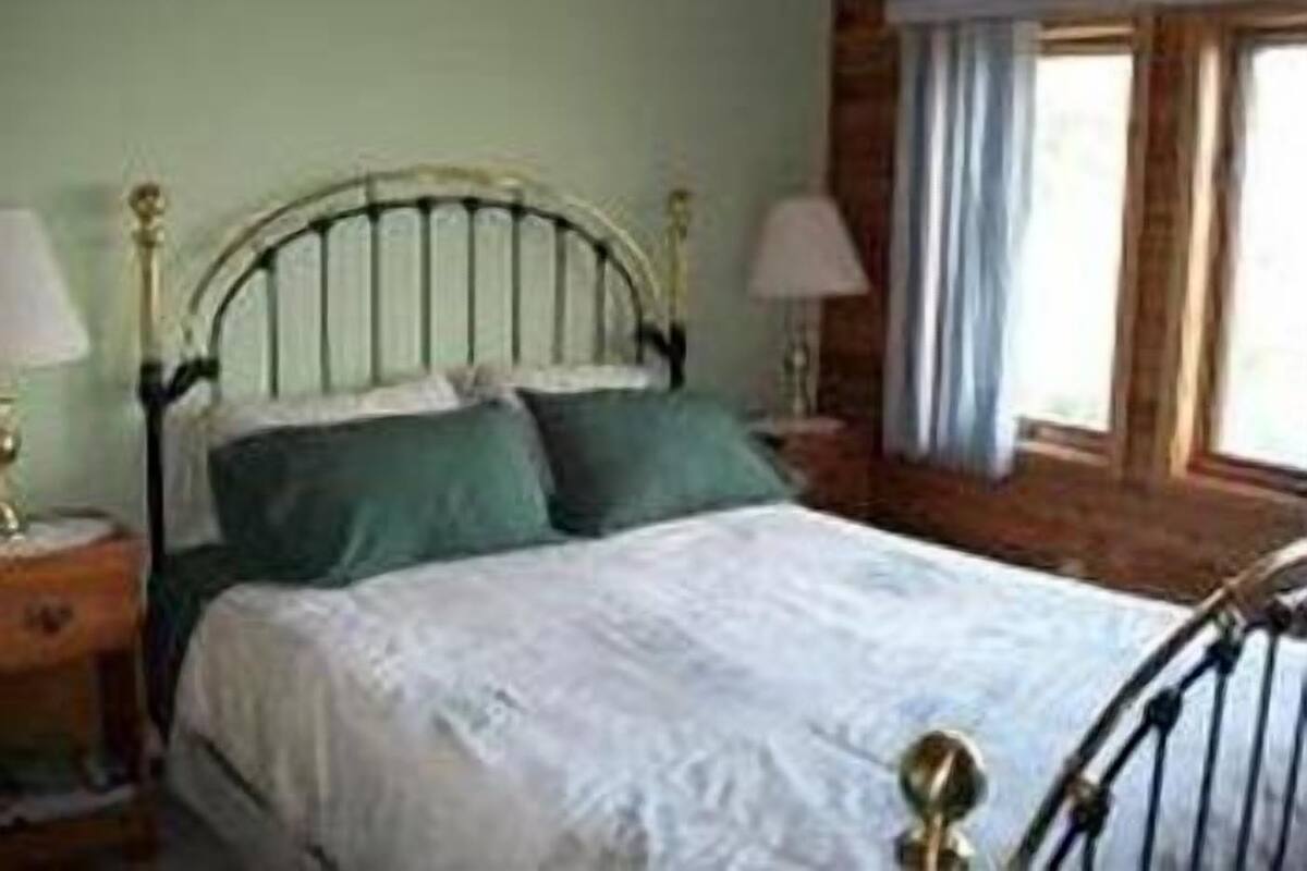 Queen Room Shared Bathroom East Bedroom | 다리미/다리미판