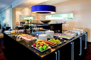Ein Buffet mit einer Auswahl an Früchten, Gemüse und Getränken.