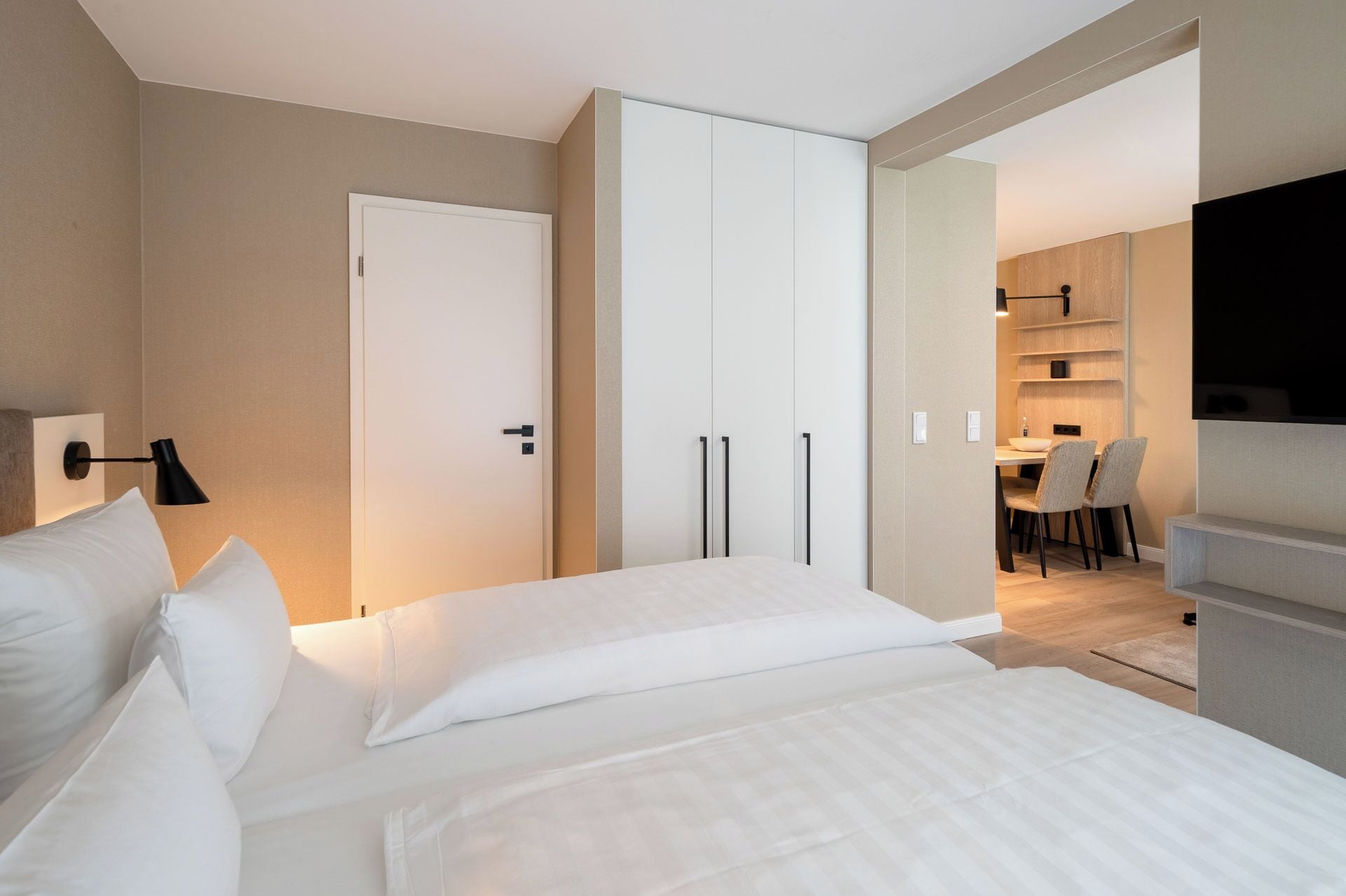 公寓客房 | 客房內保險箱、書桌、筆電工作空間、遮光布/窗簾