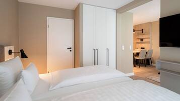 Lejlighed | Pengeskab på værelset, skrivebord, arbejdsområde til bærbare computere