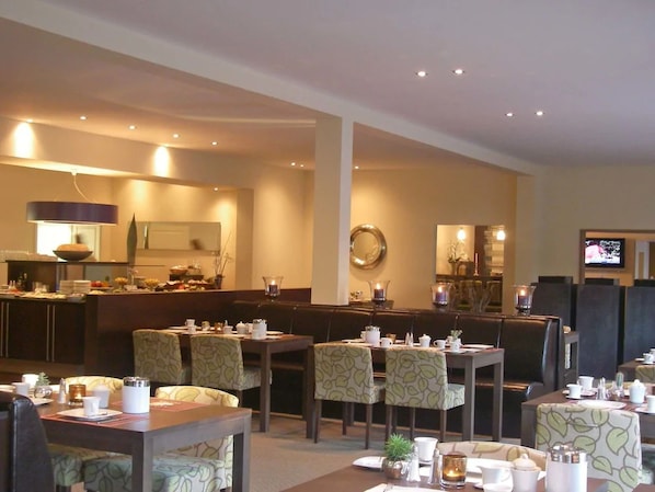 Tägliches Frühstücksbuffet (12 EUR pro Person)