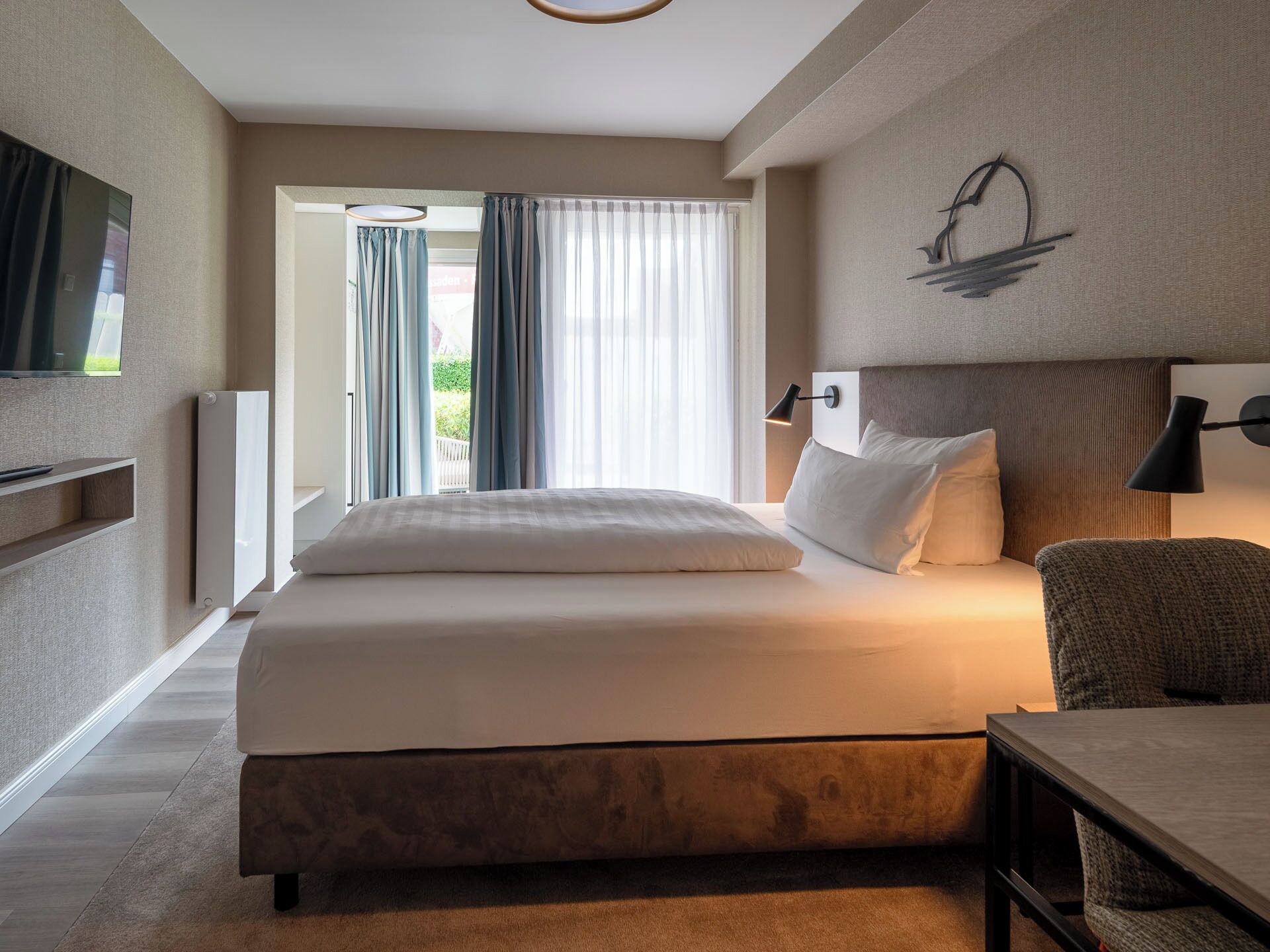 single room | 1 bedroom, in-room safe, desk, laptop workspace