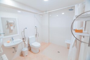 Douche, articles de toilette gratuits, sèche-cheveux