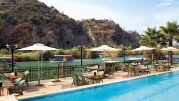 Piscine extérieure, parasols de plage, chaises longues